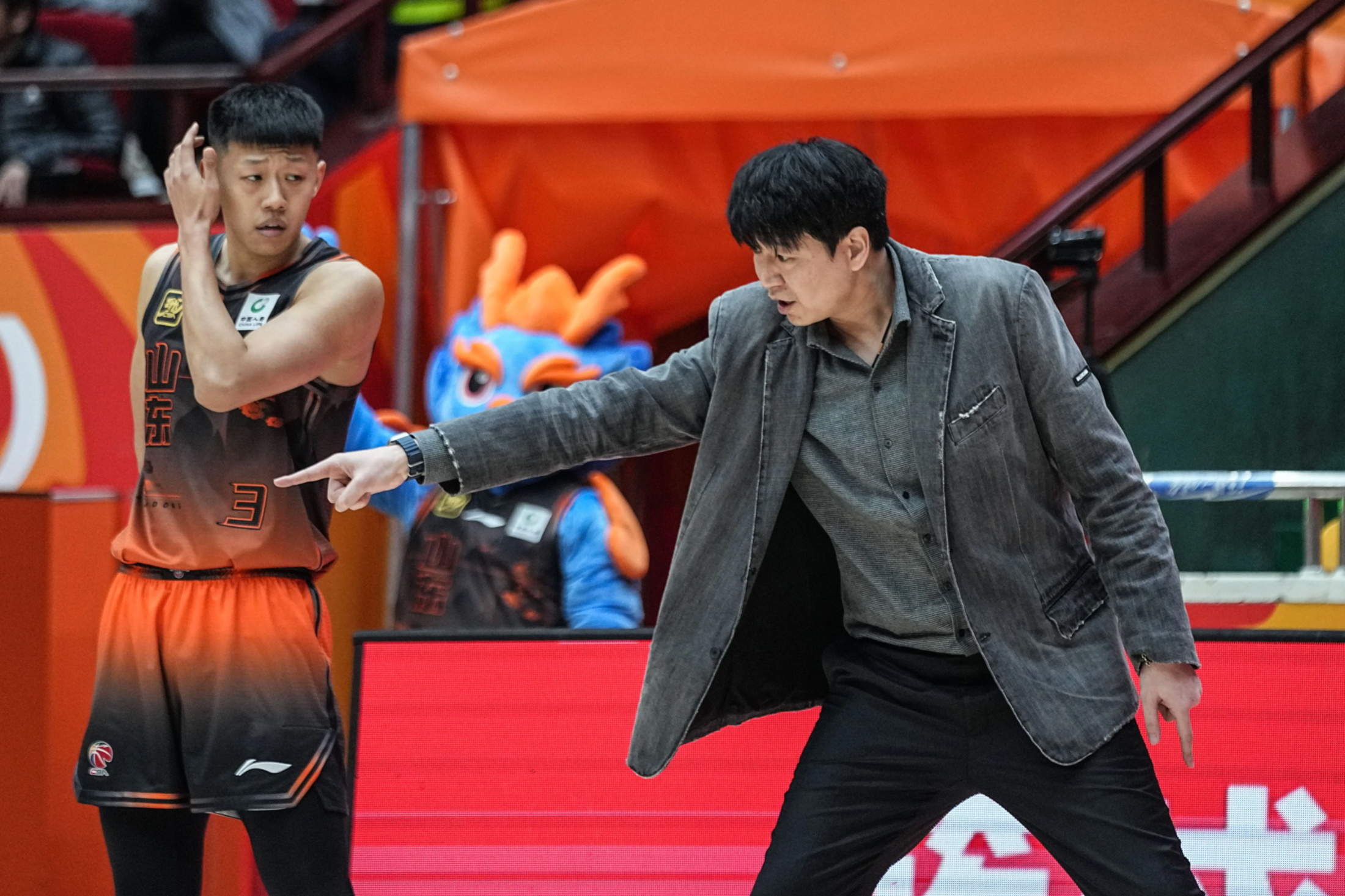 关键时刻体能课后，山东男篮伤情更新备战欧篮联，态度坚定，临场指挥获称赞的简单介绍