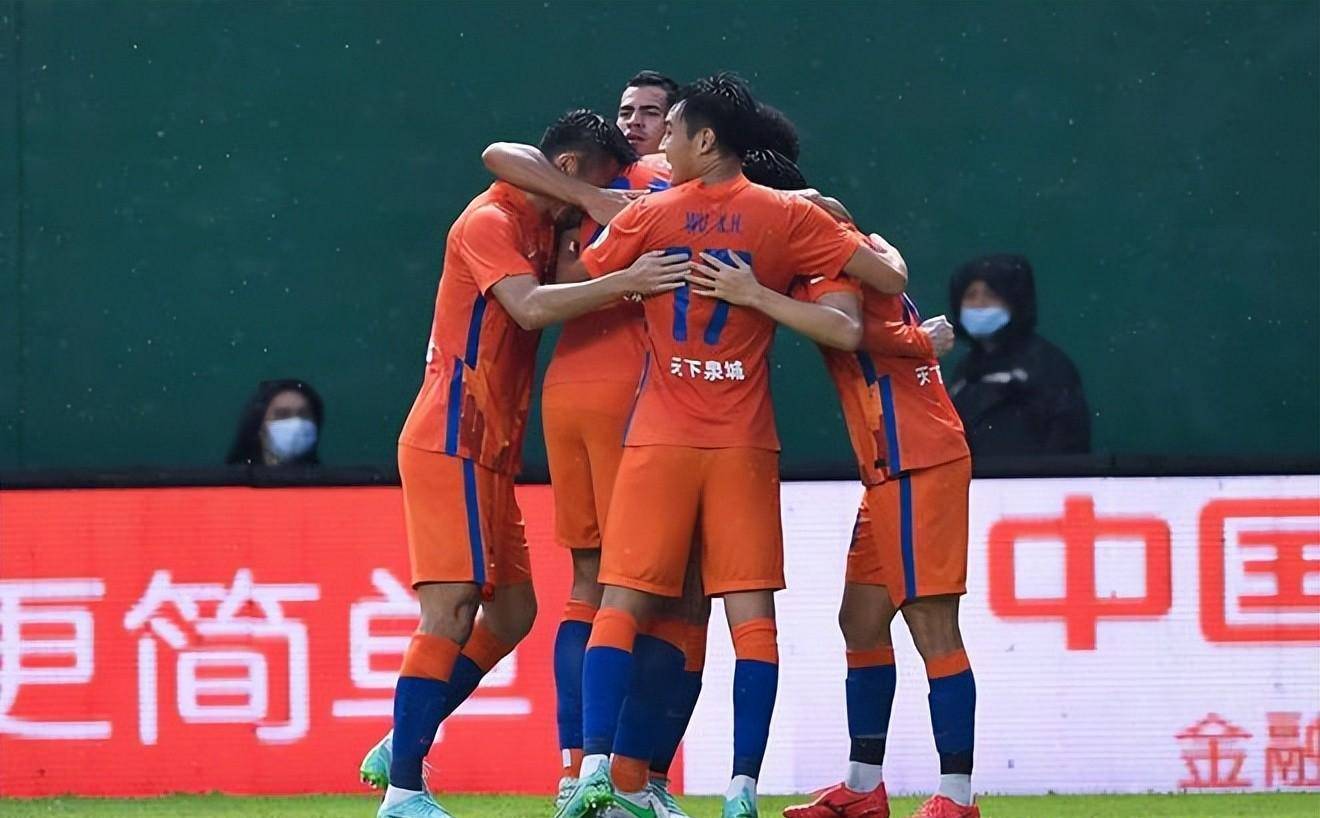 集结日突围战来临；山东泰山围绕法甲调整名单；态度坚定；更衣室氛围转暖 