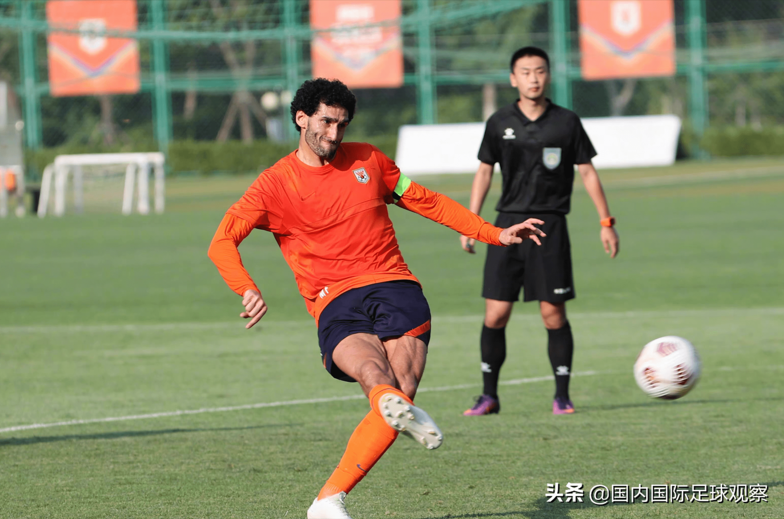 集结日突围战来临；山东泰山围绕法甲调整名单；态度坚定；更衣室氛围转暖 