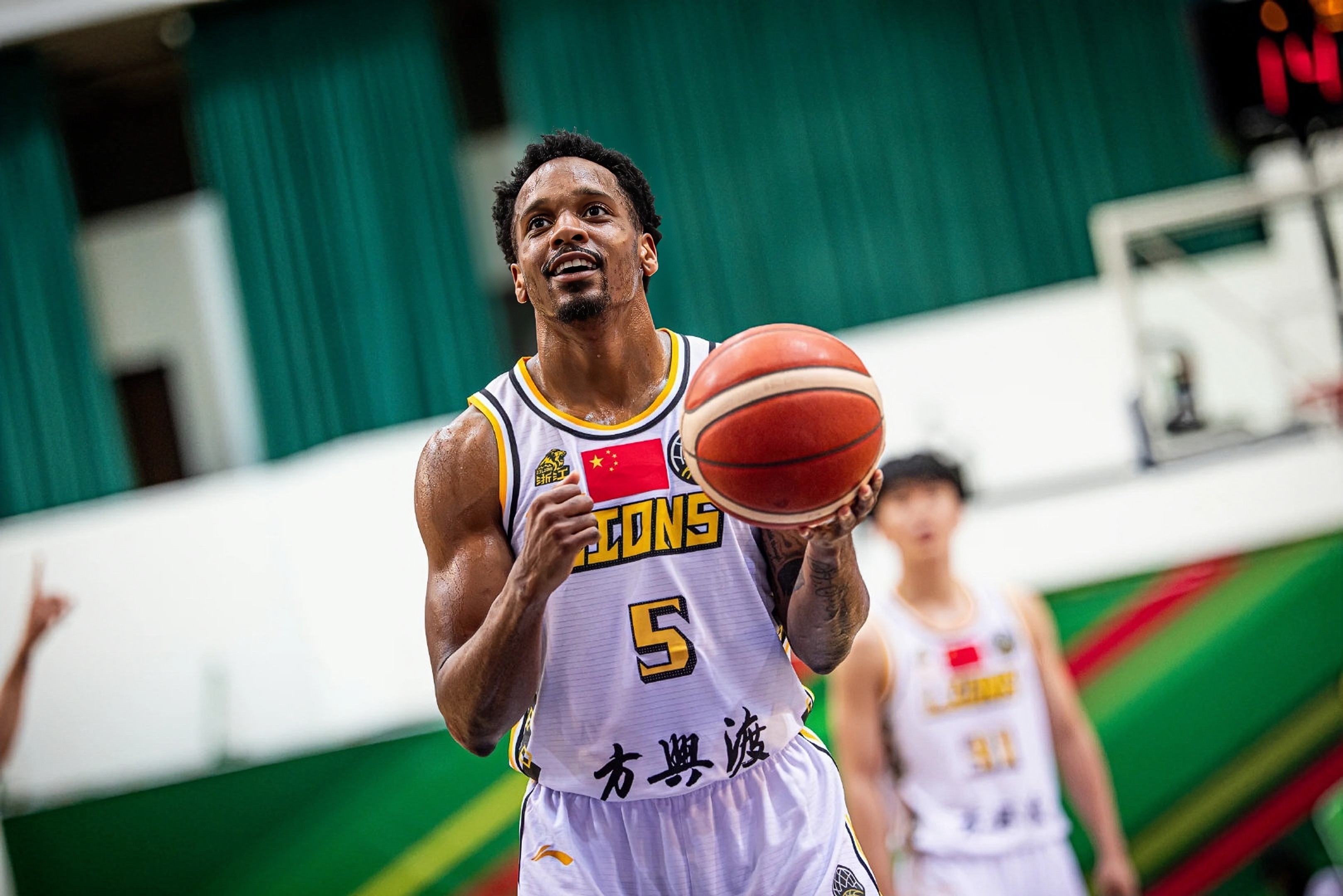 广厦男篮发布备战花絮，冲刺阶段篮板制胜，欧超杯任务艰巨，训练强度明显提升(cba季后赛半决赛首场辽宁对阵广厦)