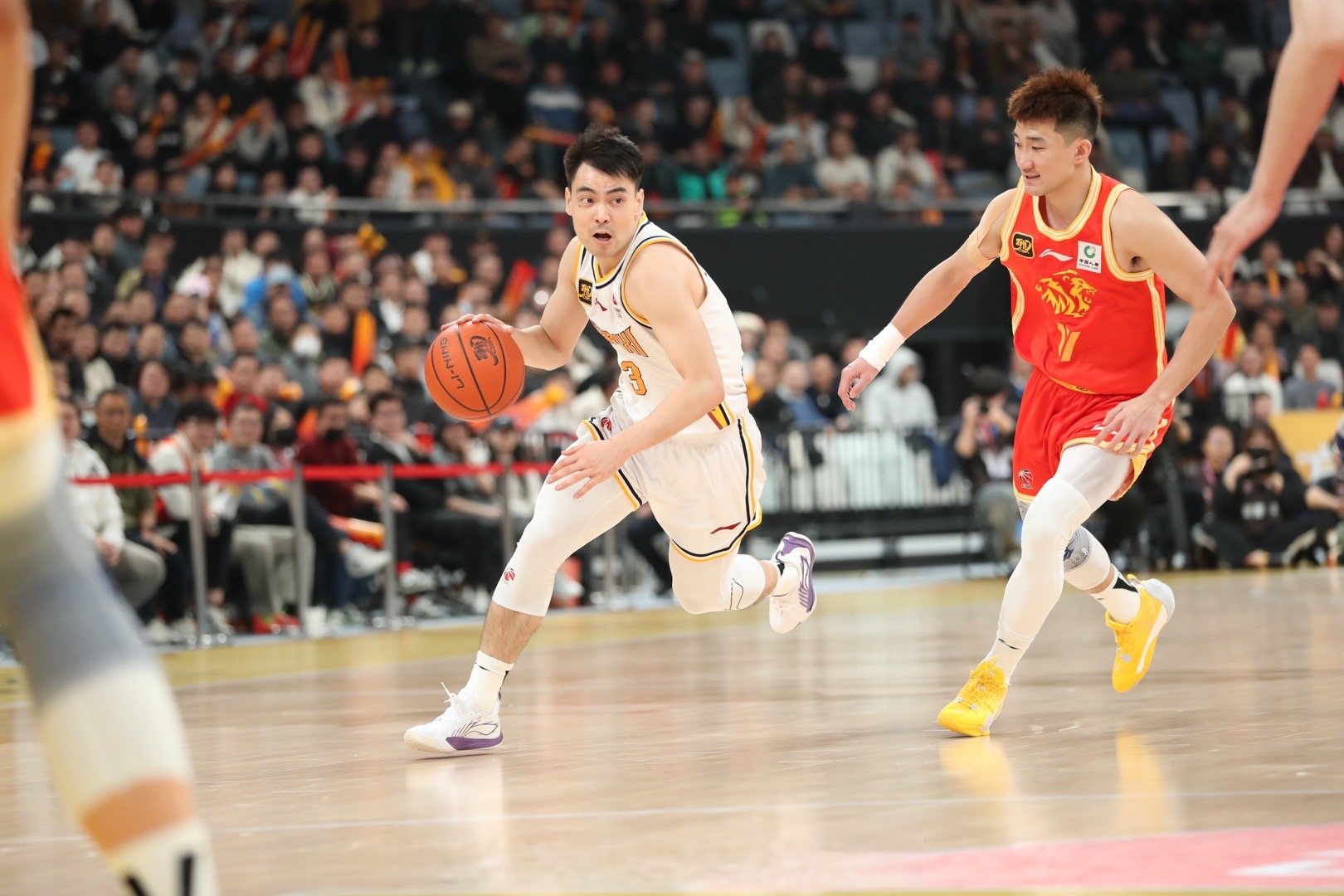 广厦男篮发布备战花絮，冲刺阶段篮板制胜，欧超杯任务艰巨，训练强度明显提升(cba季后赛半决赛首场辽宁对阵广厦)