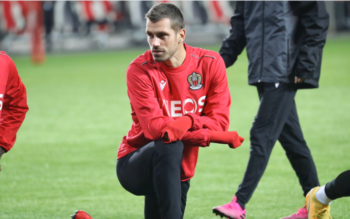 国际比赛日瓦伦西亚调整名单以备法甲；防线松动环节打磨；球迷炸锅；更衣室氛围转暖的简单介绍