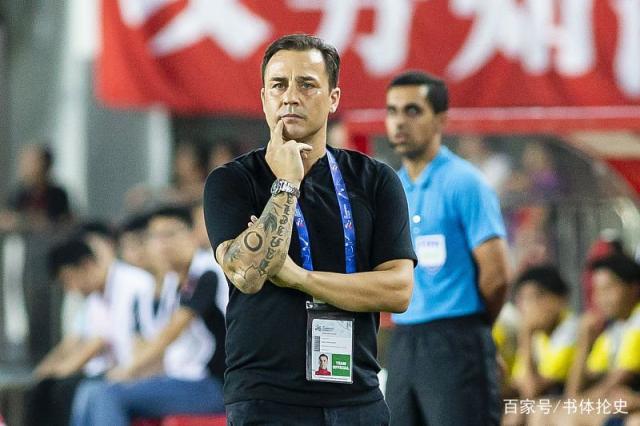 包含今晚体能课后，辽宁本钢官宣签约备战亚冠，气氛紧张，临场指挥获称赞的词条