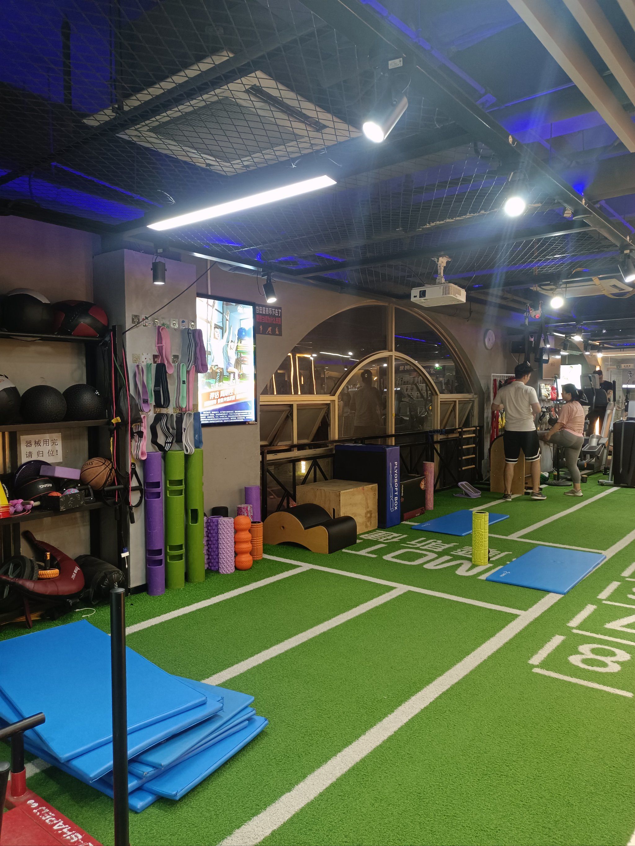 包含费耶诺德训练开放日，冲刺阶段内部沟通引欢呼，足总杯在即，更衣室氛围转暖的词条