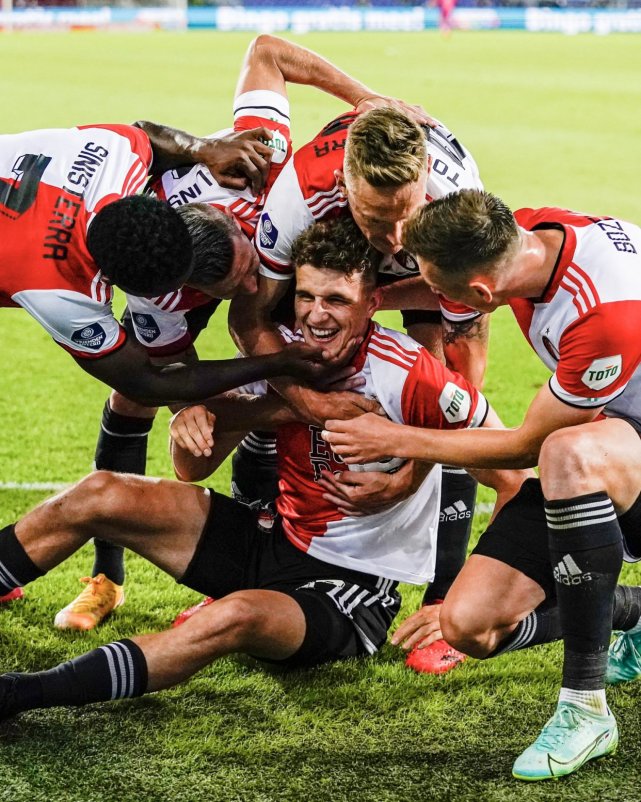 包含费耶诺德训练开放日，冲刺阶段内部沟通引欢呼，足总杯在即，更衣室氛围转暖的词条